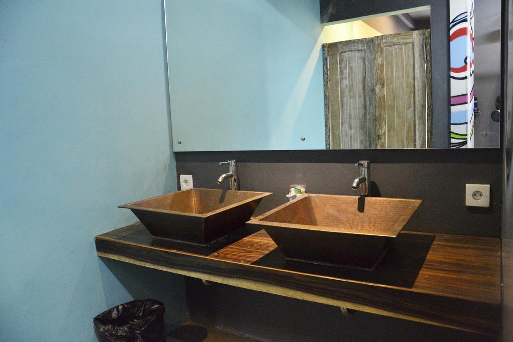 Nau Here Hostel Kuta  Room photo